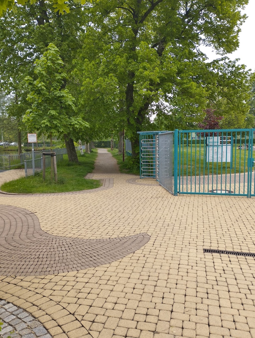 Bild von Schiebocker Freibad/Gondelteich, Sitzecke und zu laufender Spazierweg.